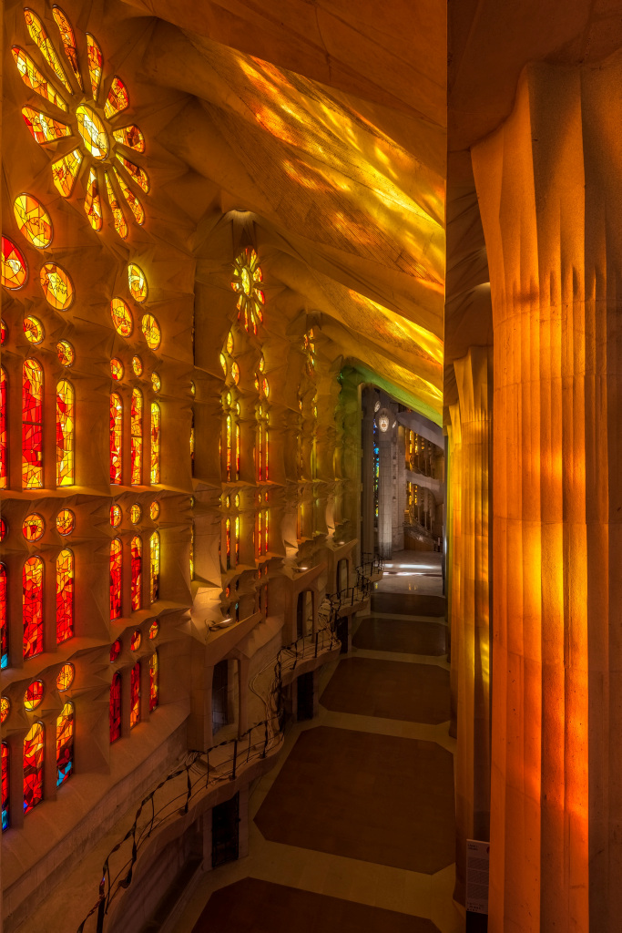 vitrall naixement sagrada família color càlid