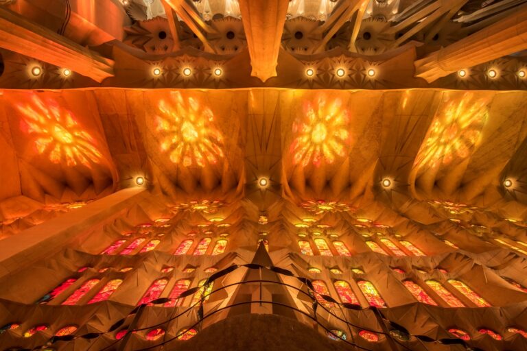 Las vidrieras de la Sagrada Familia: cuando la luz nos cautiva
