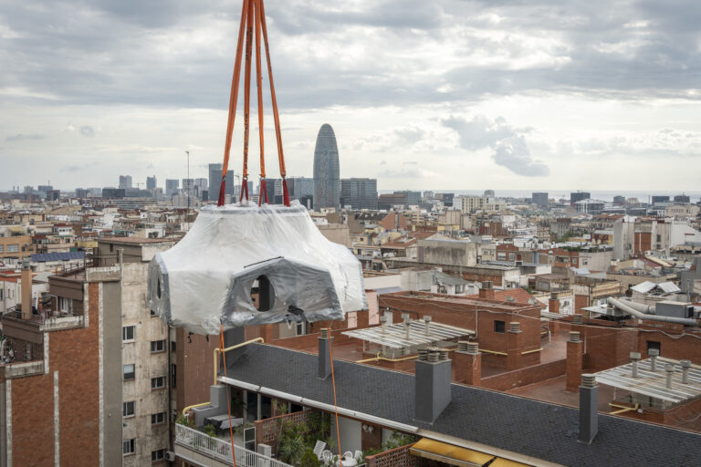 ¿Cómo es la Cruz de la torre de Jesucristo y en qué estado se encuentra su construcción?
