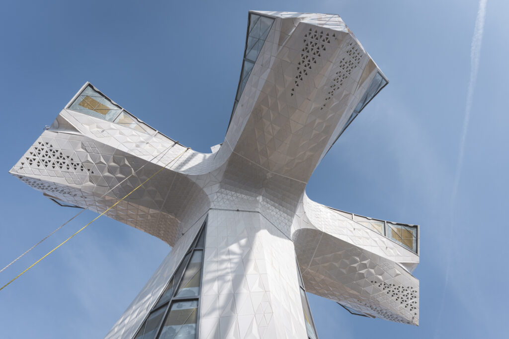 Com és la Creu de la torre de Jesús?