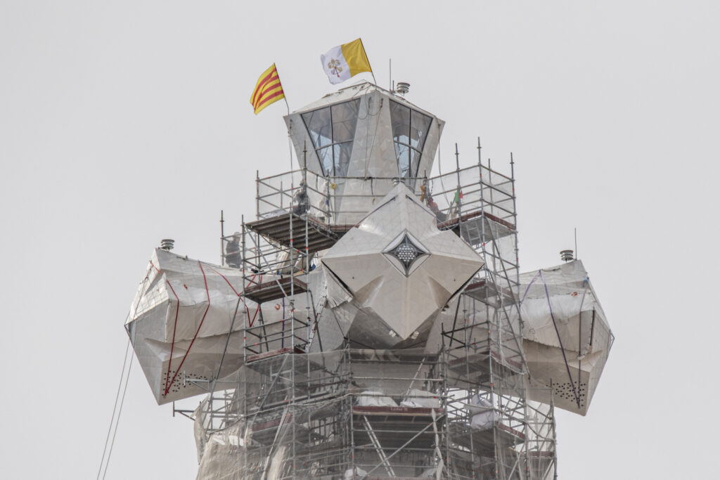 Així s’ha construït la creu de la torre de Jesús