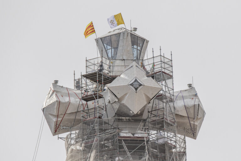 Així s’ha construït la creu de la torre de Jesús